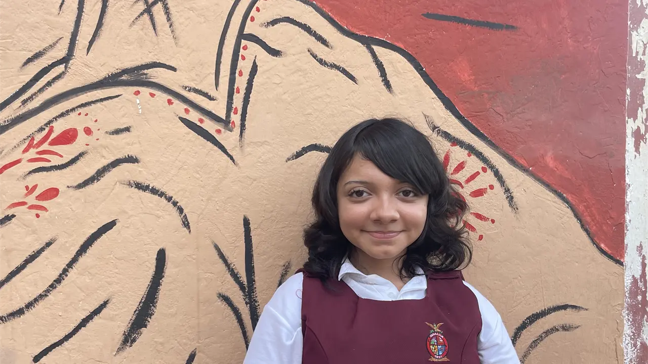 América es un ejemplo de fortaleza y resiliencia, a sus 15 años demuestra que es posible superar cualquier obstáculo con fortaleza y el amor de su familia