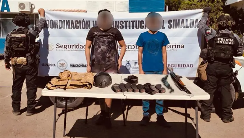 Detienen a dos hombres en Culiacán con fusiles AK-47 y equipo táctico