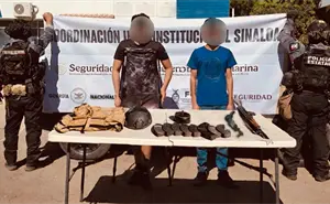 Detienen a dos civiles en Culiacán; aseguraron fusiles AK-47, municiones y equipo táctico