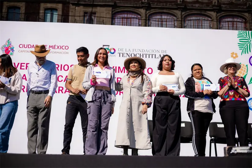 Entrega de tarjetas de la Beca de Transporte de la CDMX. Foto: Cortesía