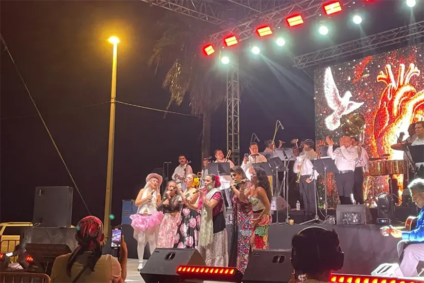 Hacia el final del concierto, todas las artistas cantaron juntas 