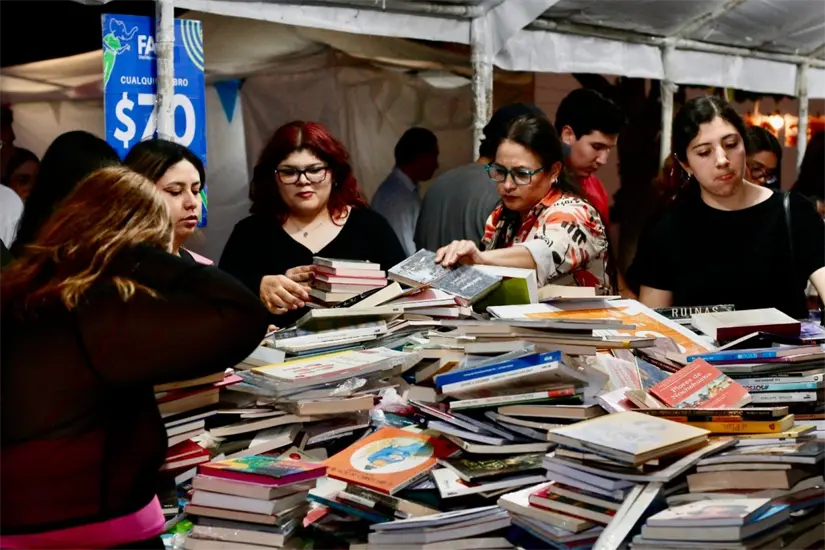 Chicos y grandes se dan cita en la Feria del Libro de Los Mochis. Foto: IMAC