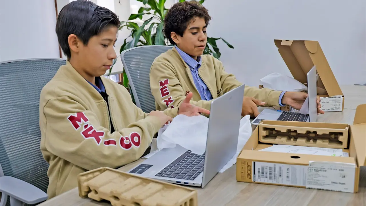 Las y los estudiantes mexiquenses con promedio sobresaliente podrán recibir un apoyo económico de hasta 1,100 pesos mensuales a través del programa Becas para el Bienestar por Aprovechamiento Académico 2025-2026,