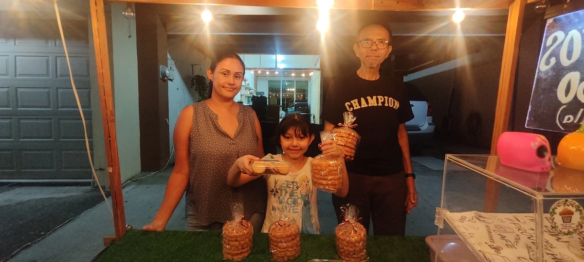 Francisco, Cristina y Victoria se apoyan en el emprendimiento familiar que los ayuda a salir adelante.