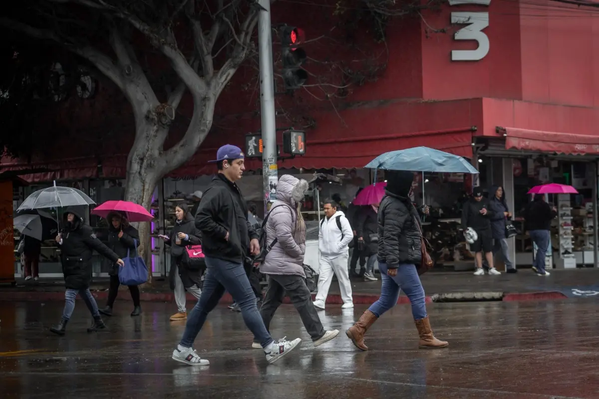 Prepara el paraguas para las lluvias aisladas en Baja California. Foto: Border Zoom
