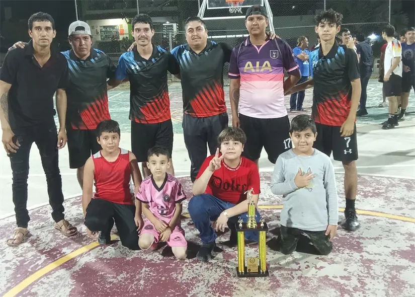 El futbol de piso fomenta la amistad y aleja a jóvenes de los malos hábitos en Las Coloradas, Culiacán. Foto: Cortesía/TBN