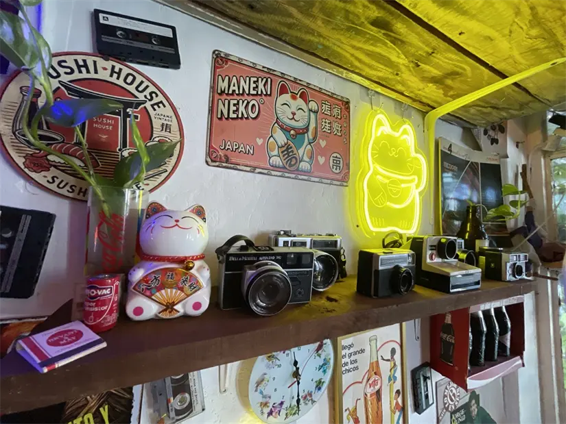 Maneki Neko Sushi es un lugar con un concepto vintage, que recibe tanto a jóvenes como adultos que buscan vivir la experiencia. Foto: Lino Ceballos.
