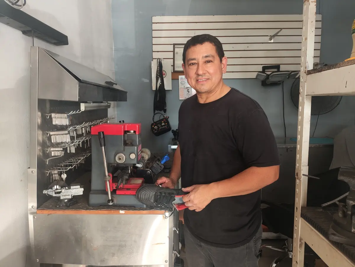 Se sacó la lotería y puso su reparadora de calzado, con un remolino de suerte ha cosido sueños durante tres décadas en Culiacán