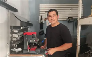 Se sacó la lotería y puso su reparadora de calzado, con un remolino de suerte ha cosido sueños durante tres décadas en Culiacán