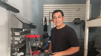 Se sacó la lotería y puso su reparadora de calzado, con un remolino de suerte ha cosido sueños durante tres décadas en Culiacán