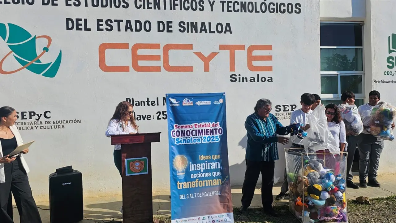 El CECyTE Mazatlán Pradera Dorada recolecta muñecos de peluche en buen estado que serán donados a pequeños de preescolar antes de las vacaciones decembrinas, como un Abrazo mágico que les brinde felicidad en Navidad