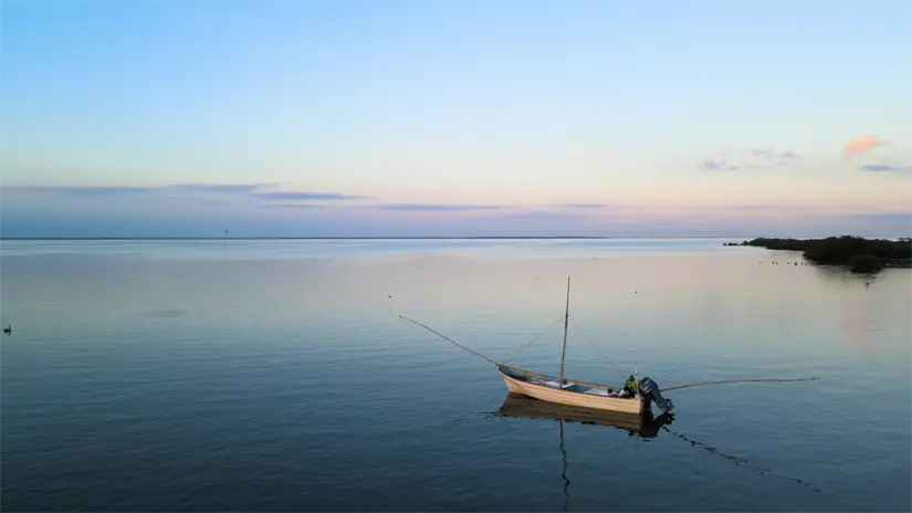 Inicio de un día de pesca con redes suriperas en Bahía Santa María, Angostura, Sinaloa