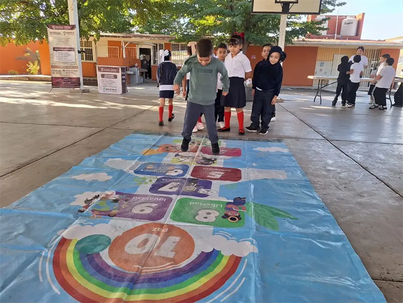 Compavif lleva juegos educativos a la colonia Emiliano Zapata para promover la convivencia sana. Foto: Ayuntamiento de Culiacán