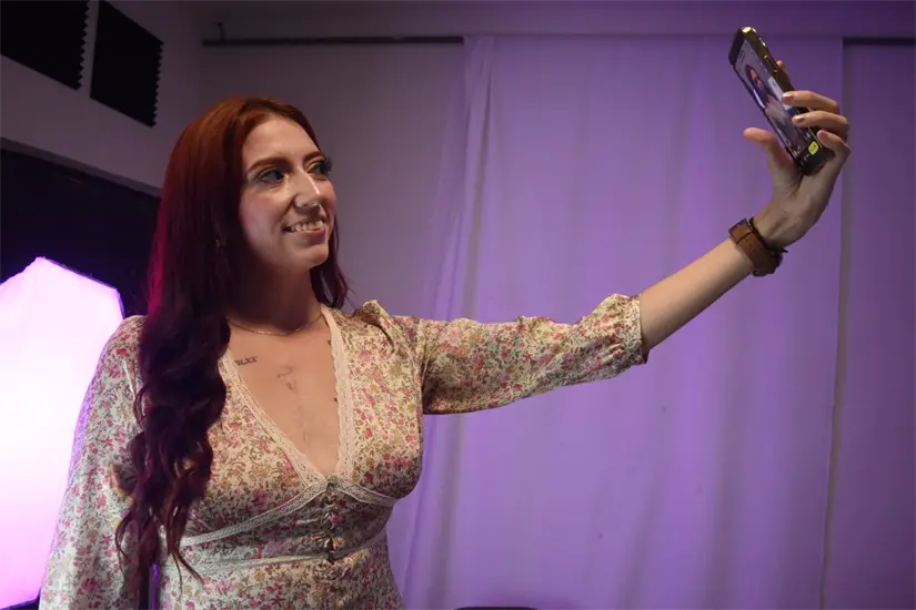 En redes sociales, Kassandra comparte su historia y motiva a otros a seguir luchando a pesar de la aflicción. Foto: Lino Ceballos.