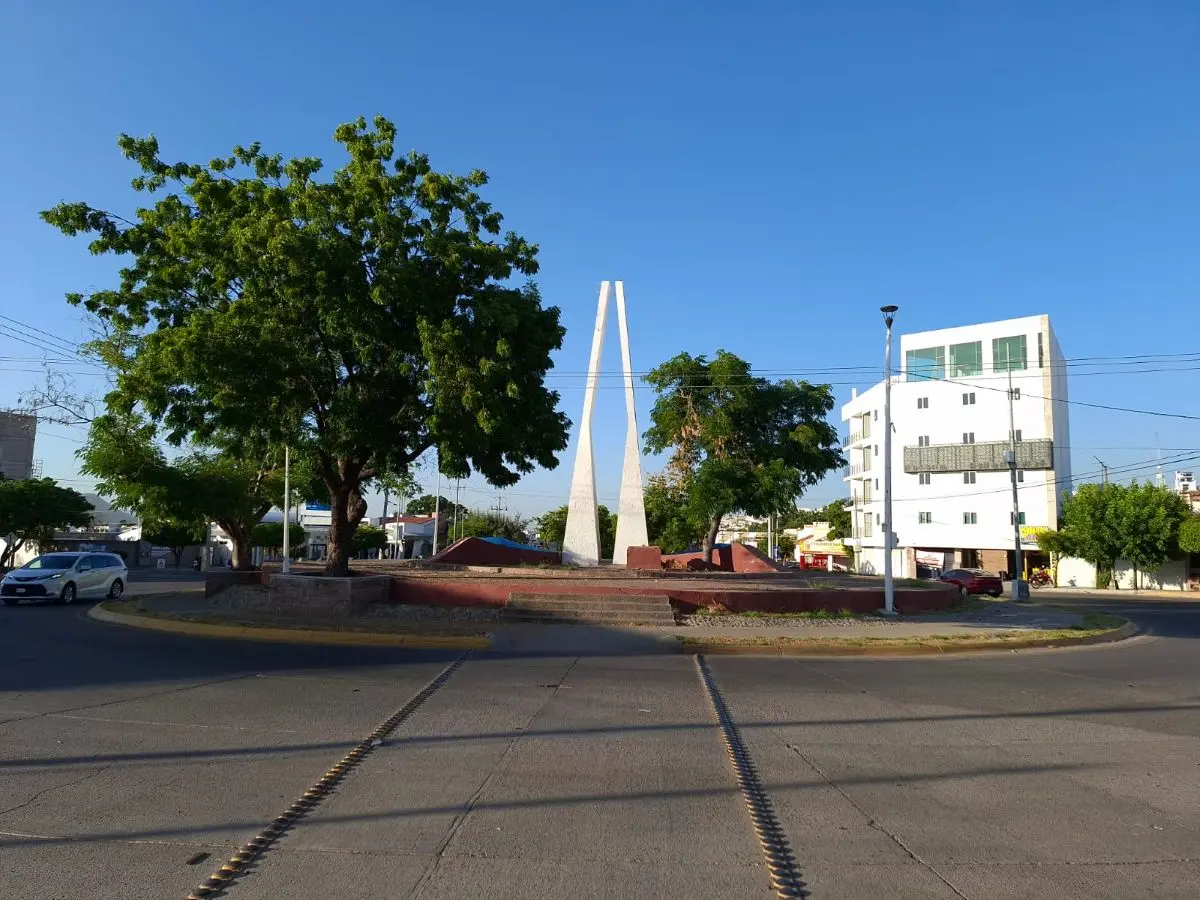 La Calzada de Las Américas en sus primeros años, convertida rápidamente en eje de desarrollo y movilidad.