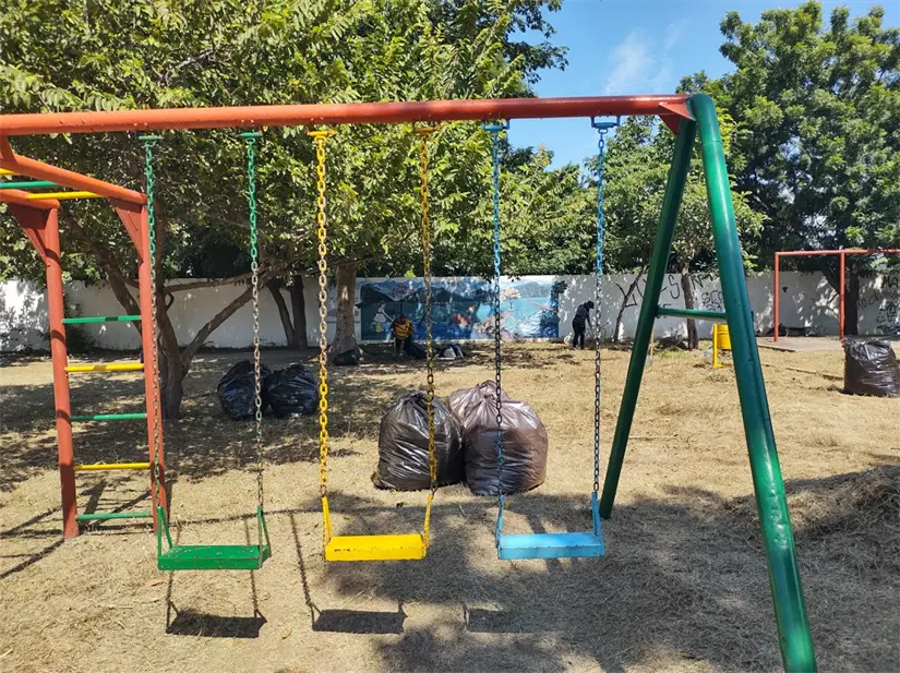 Detrás de cada parque limpio en Culiacán, hay manos que trabajan con amor: Martha y Yuritzy. Foto: Juan Madrigal