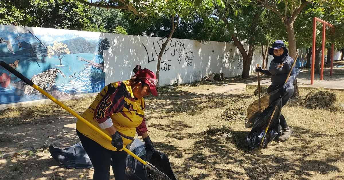 Martha y Yuritzy, madre e hija que embellecen los espacios públicos de Culiacán