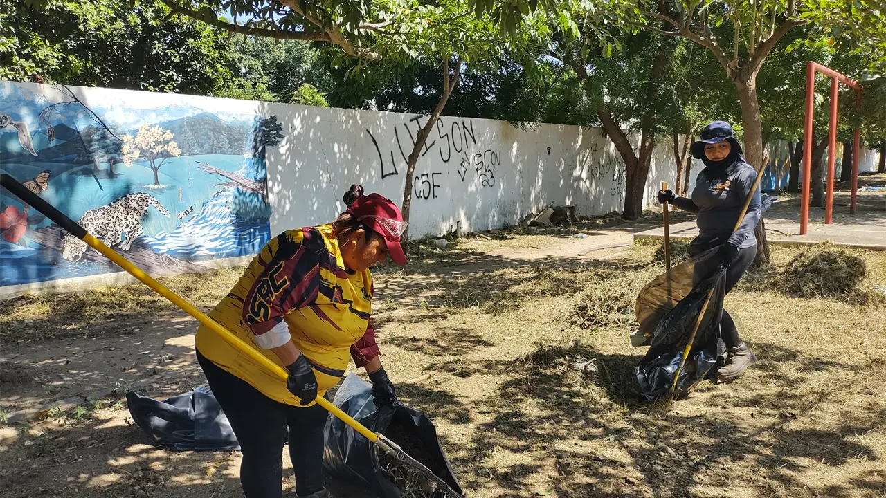 Día tras día, Martha y Yuritzy trabajan para que los espacios verdes de Culiacán luzcan impecables. Foto: Juan Madrigal