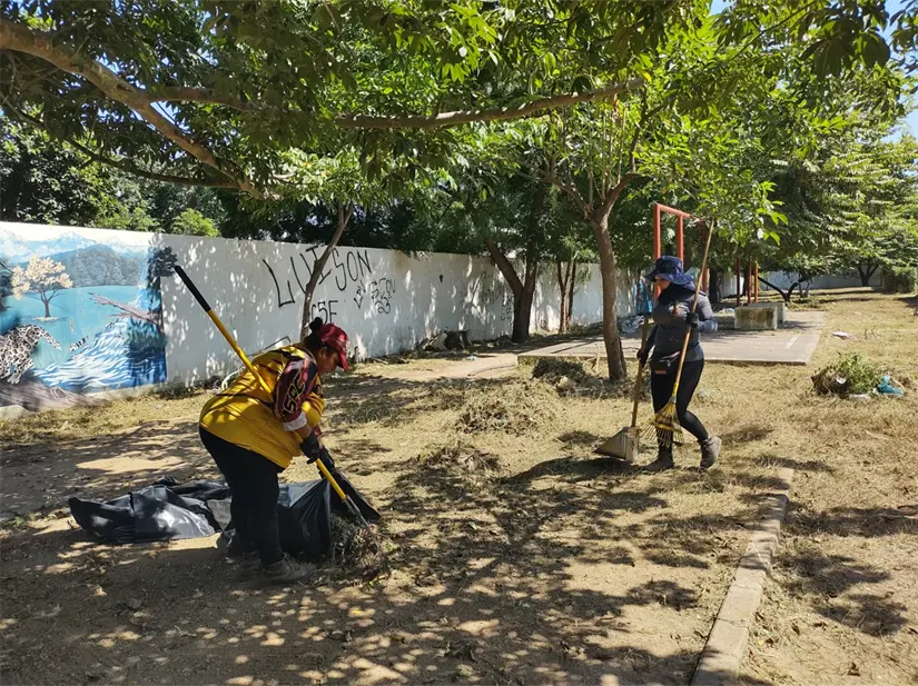 Las empleadas municipales demuestran que el amor por la comunidad también se refleja en los parques limpios. Foto: Juan Madrigal