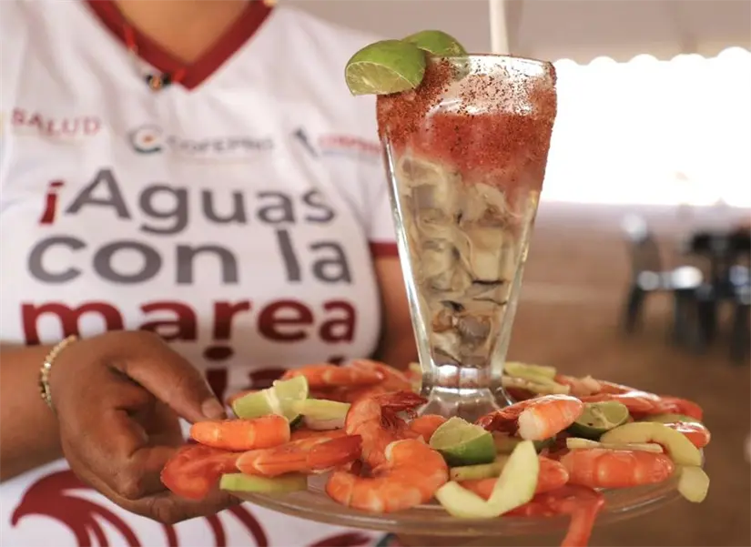 Saborea ricos ostiones.