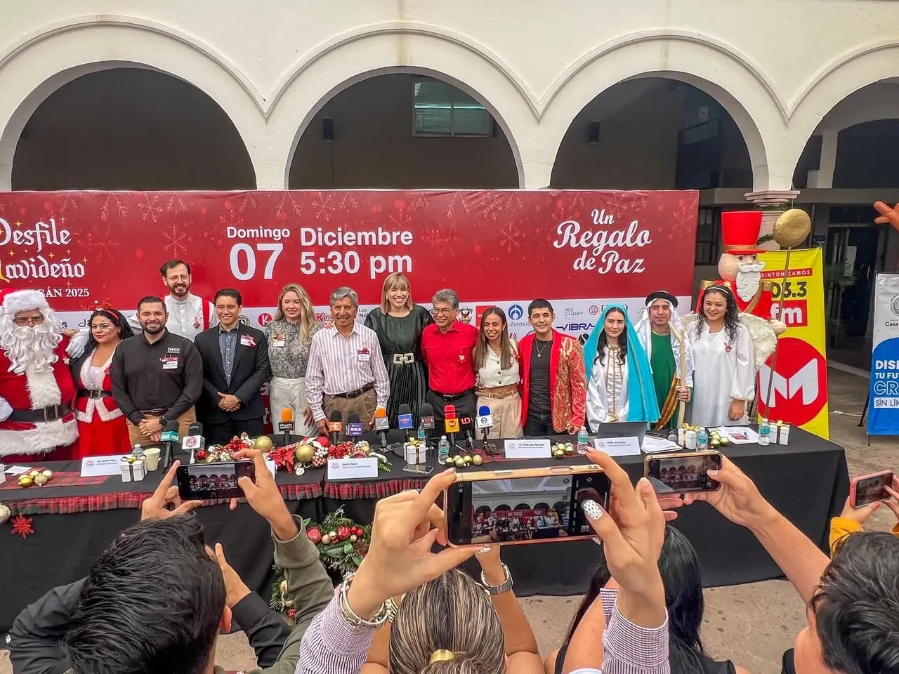Representantes del Comité Organizador presentan el Desfile Navideño 2025, que este año lleva el mensaje “Un Regalo de Paz”.