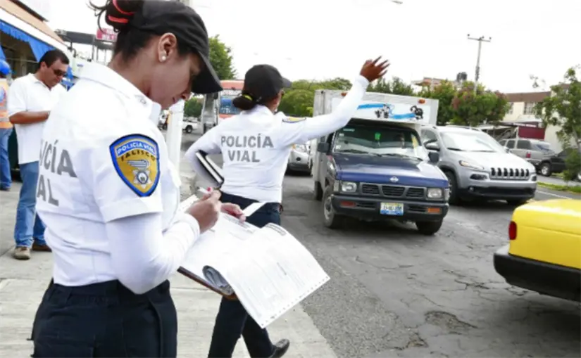 No portar las placas permitidas puede ser motivo de multas y hasta retención de la unidad. Foto: cortesía.