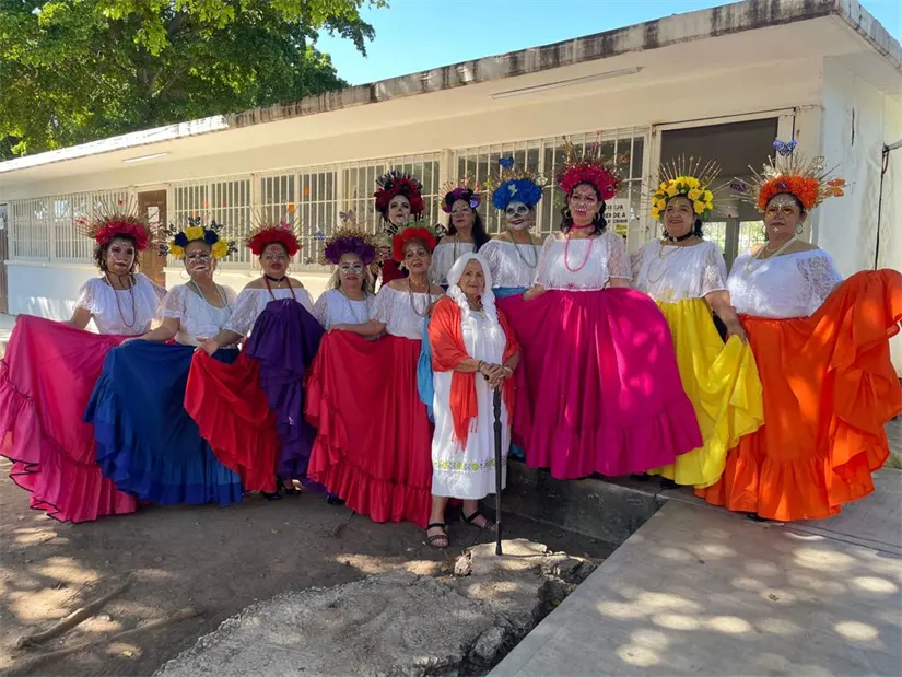 Con espíritu de unión y alegría, el CDI 2 del DIF Sinaloa celebró el Día de Muertos, destacando el talento de sus participantes y la importancia de mantener vivas las tradiciones que nos unen. Foto: Lino Ceballos