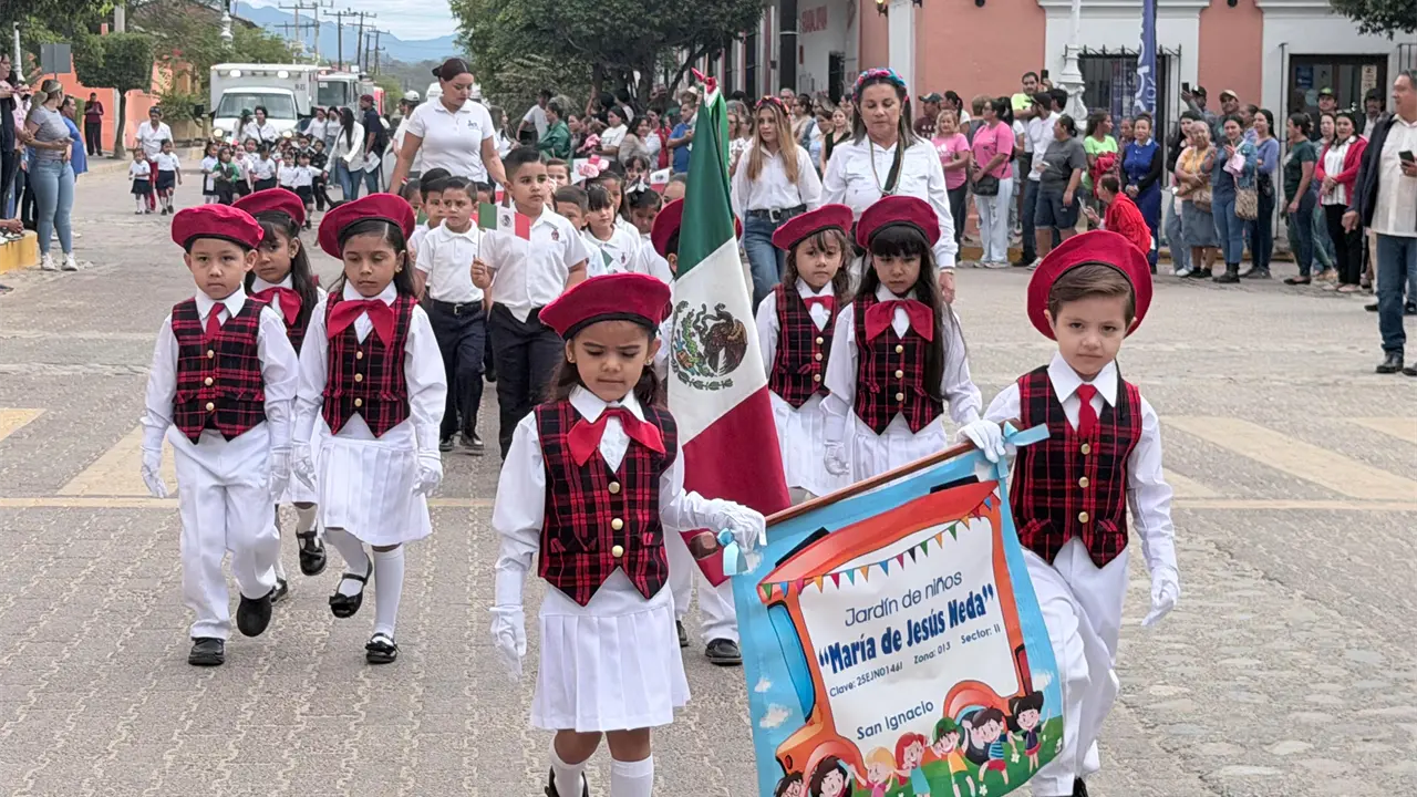 San Ignacio rinde tributo a la Revolución Mexicana con desfile lleno de color y patriotismo.