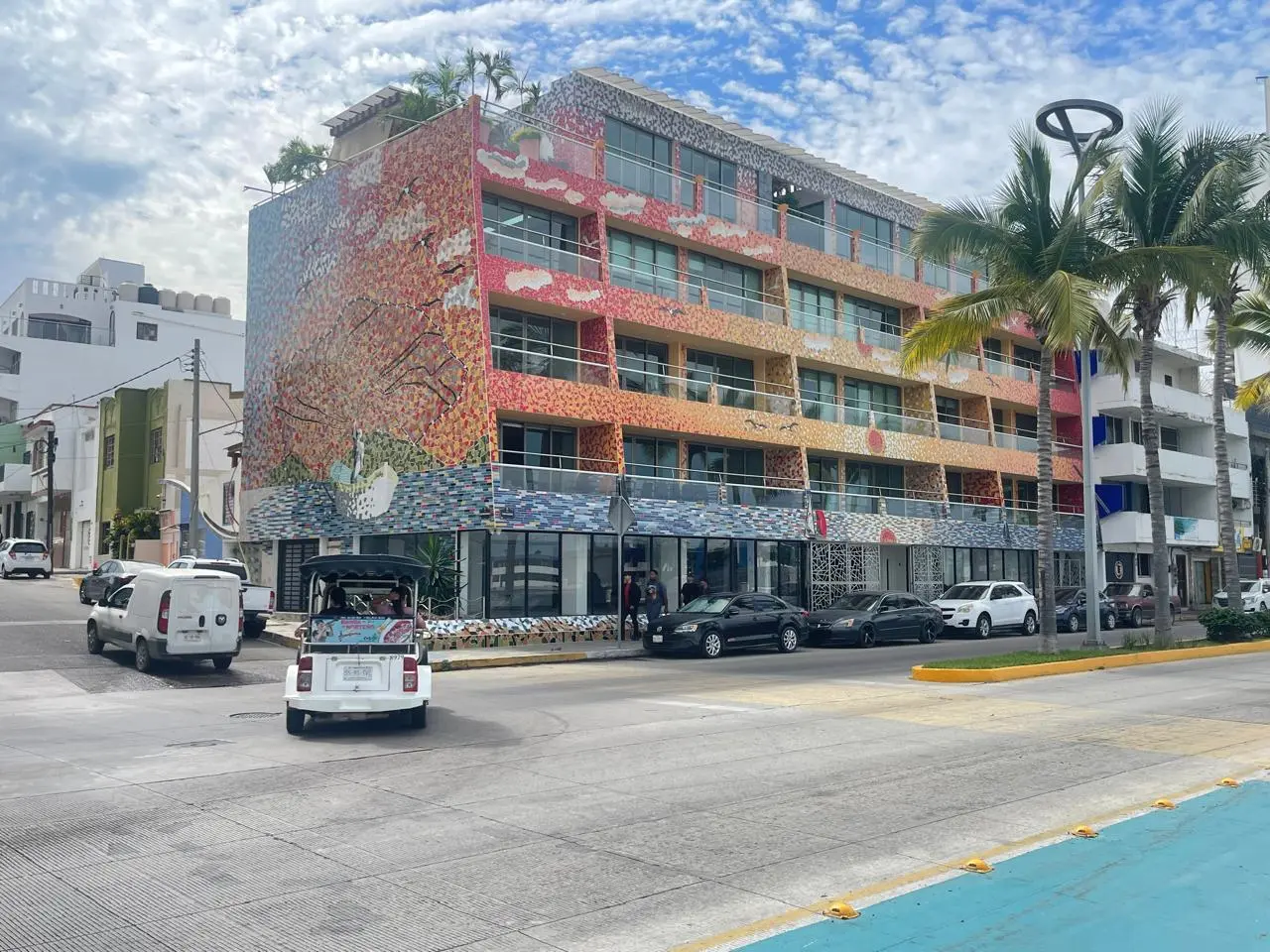 En uno de los principales accesos al centro histórico de Mazatlán se observa el colorido mural hecho de mosaicos rotos que rinde homenaje a los pangueros de Playa Norte