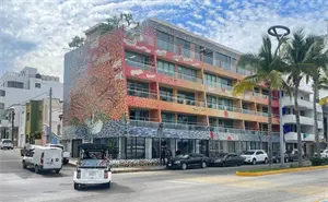 El colorido mural que rinde homenaje a los pangueros de Playa Norte con la técnica del trencadis, en Mazatlán