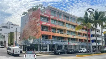 El colorido mural que rinde homenaje a los pangueros de Playa Norte con la técnica del trencadis, en Mazatlán