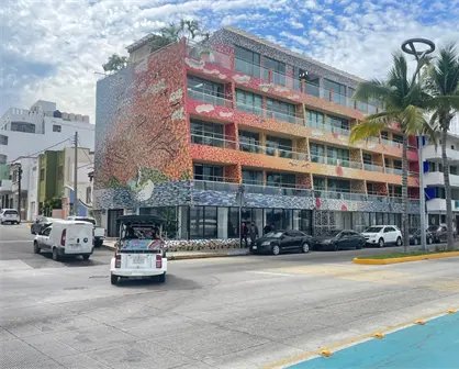 El colorido mural que rinde homenaje a los pangueros de Playa Norte con la técnica del trencadis, en Mazatlán