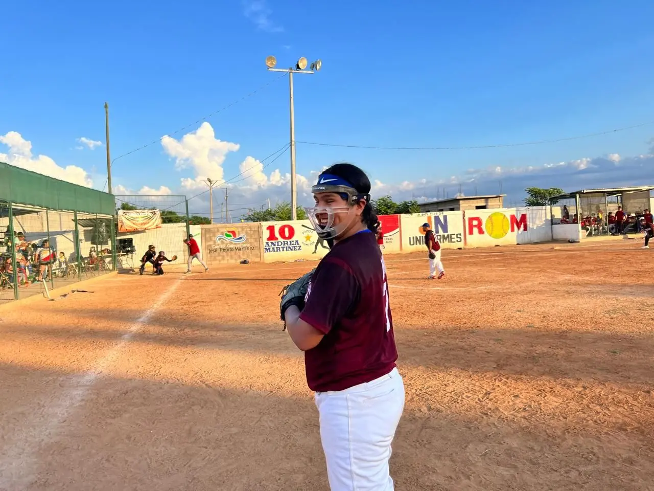El deportista Víctor Eduardo Valenzuela combinando talento y enfoque en un juego de Softbol y Baseball Five, modalidad donde también destaca.