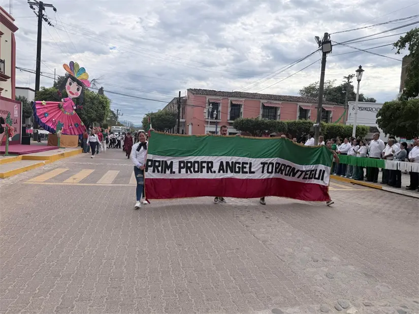 Escuelas de San Ignacio participan en desfile por el 115 aniversario de la Revolución Mexicana