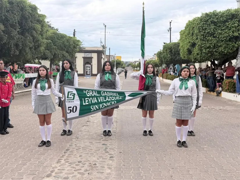 Escuelas de San Ignacio participan en desfile por el 115 aniversario de la Revolución Mexicana