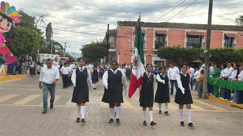 Escuelas de San Ignacio participan en desfile por el 115 aniversario de la Revolución Mexicana