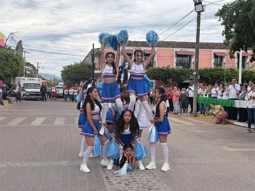 Escuelas de San Ignacio participan en desfile por el 115 aniversario de la Revolución Mexicana