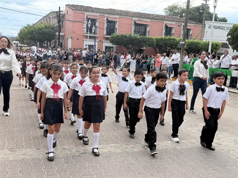 Escuelas de San Ignacio participan en desfile por el 115 aniversario de la Revolución Mexicana