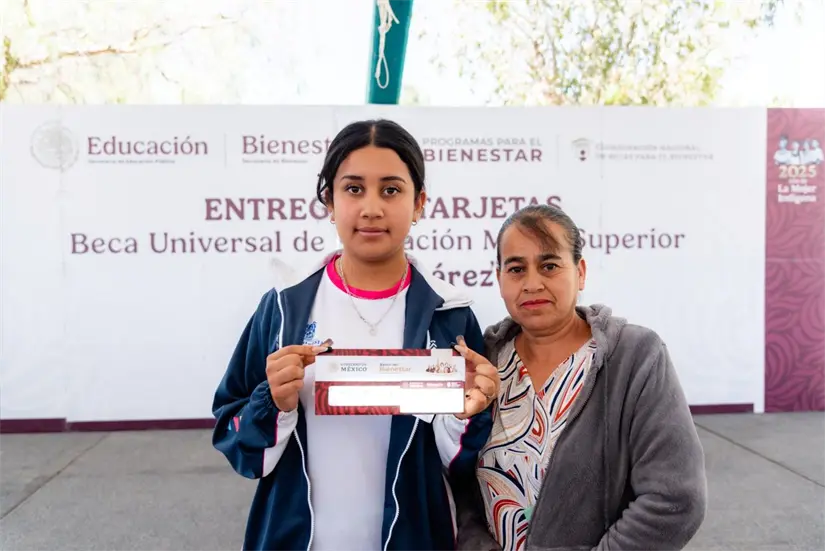 Fecha de entrega de tarjetas de la Beca Benito Juárez. Foto: Cortesía