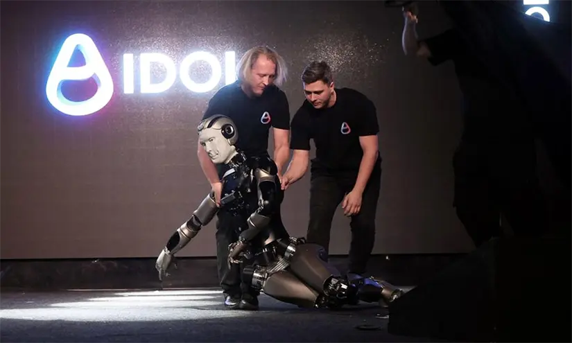 El robot ruso ALDOL, con supuesta inteligencia artificial, no logra presentarse cuando cae al suelo. Foto: Cortesía.