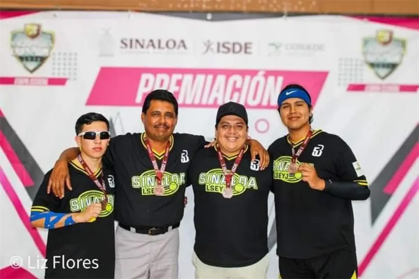 Víctor celebrando uno de sus múltiples triunfos, símbolo de esfuerzo y disciplina.