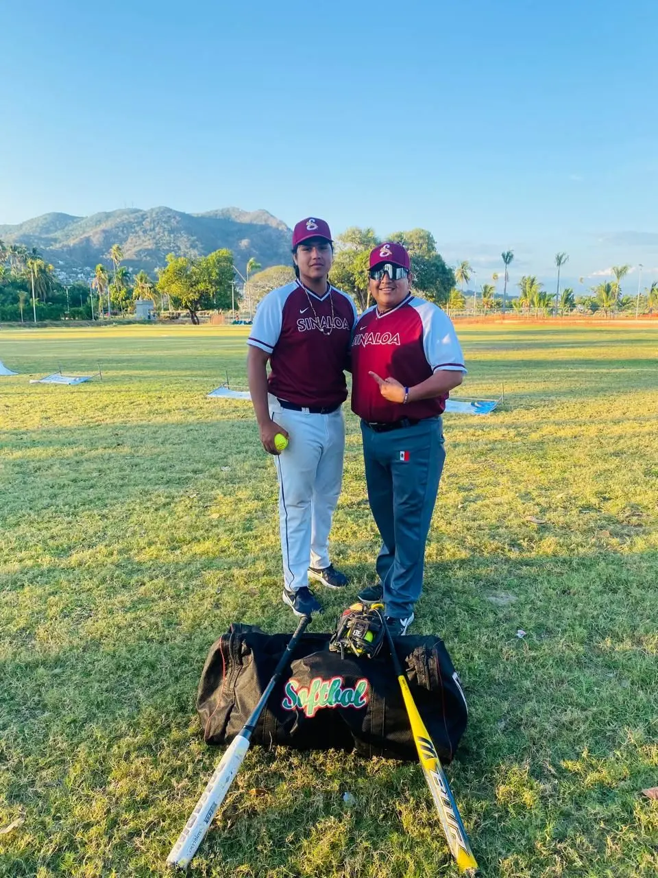 Víctor Valenzuela, orgullo deportivo de Villa Juárez, durante una sesión de entrenamiento en el diamante.