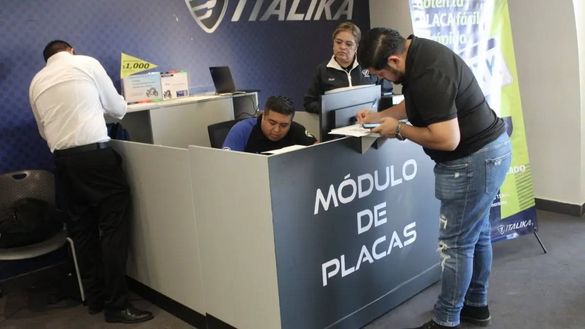 Emplacamiento de motocicleta en tiendas Coppel y Elektra de Jalisco. Foto: Cortesía