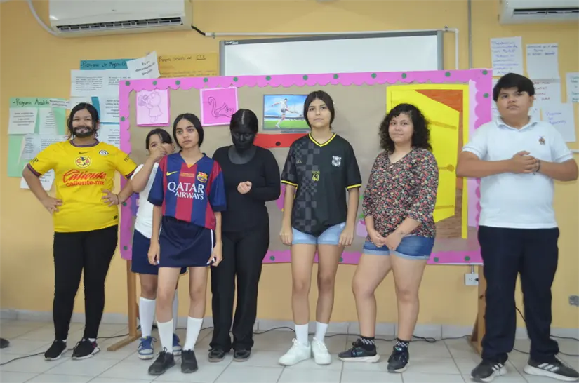 A través del teatro, jóvenes Líderes de Paz de Suma Sociedad Unida reflexionaron sobre la importancia de romper estereotipos y creer en uno mismo. Foto: Juan Madrigal