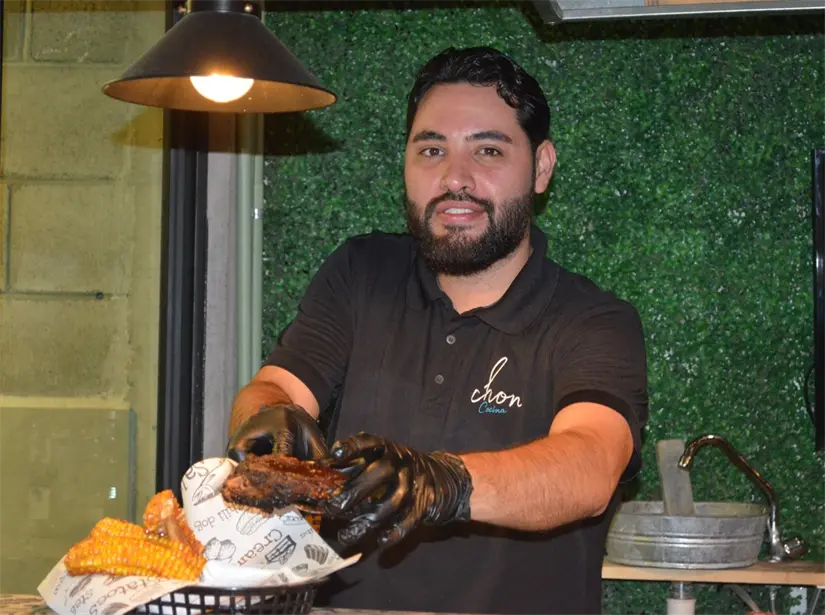Fernando Gallardo transforma su pasión por el arte culinario en Chon Cocina, un rincón de sabores y emociones en el sur de la capital sinaloense. Foto: Juan Madrigal