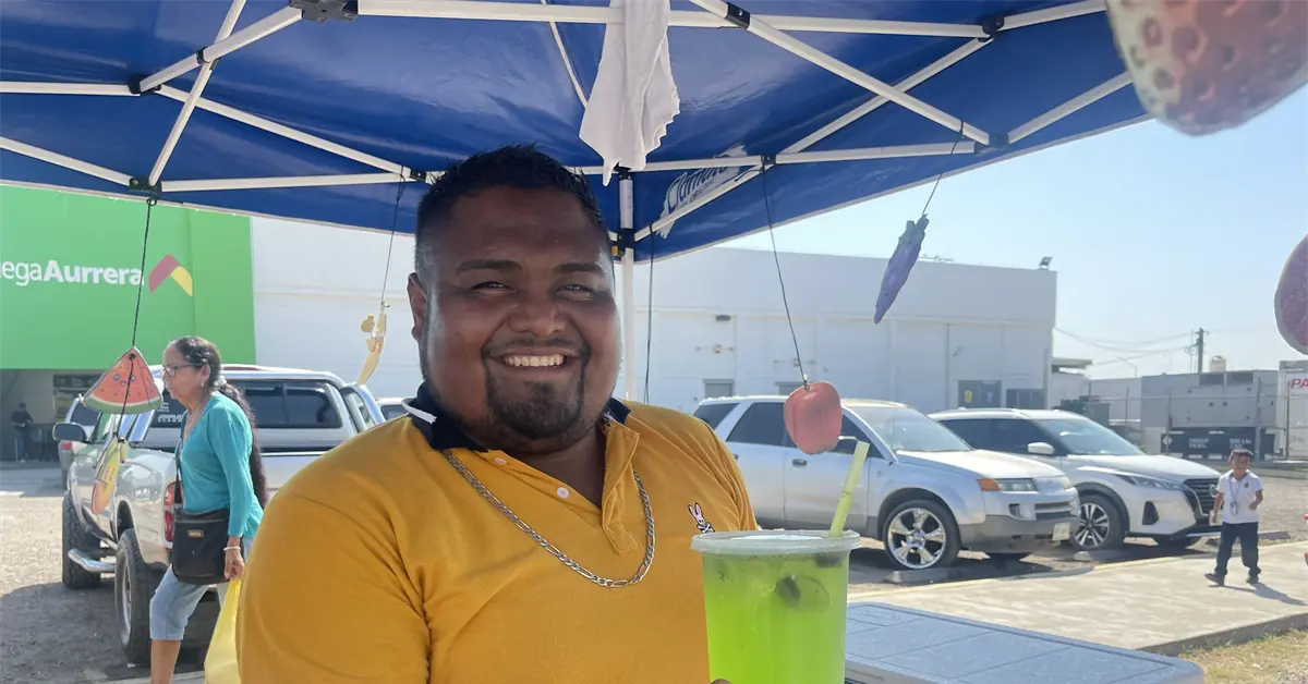 Daniel y sus aguas frescas que conquistan con sus combinaciones “Exóticas” en Pradera Dorada