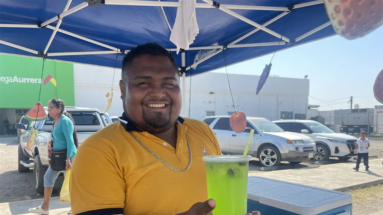 Con la venta de aguas frescas Daniel refuerza su actividad emprendedora en Pradera Dorada