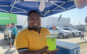 Daniel y sus aguas frescas que conquistan con sus combinaciones “Exóticas” en Pradera Dorada