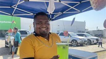 Daniel y sus aguas frescas que conquistan con sus combinaciones “Exóticas” en Pradera Dorada