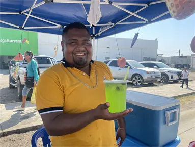 Daniel y sus aguas frescas que conquistan con sus combinaciones “Exóticas” en Pradera Dorada
